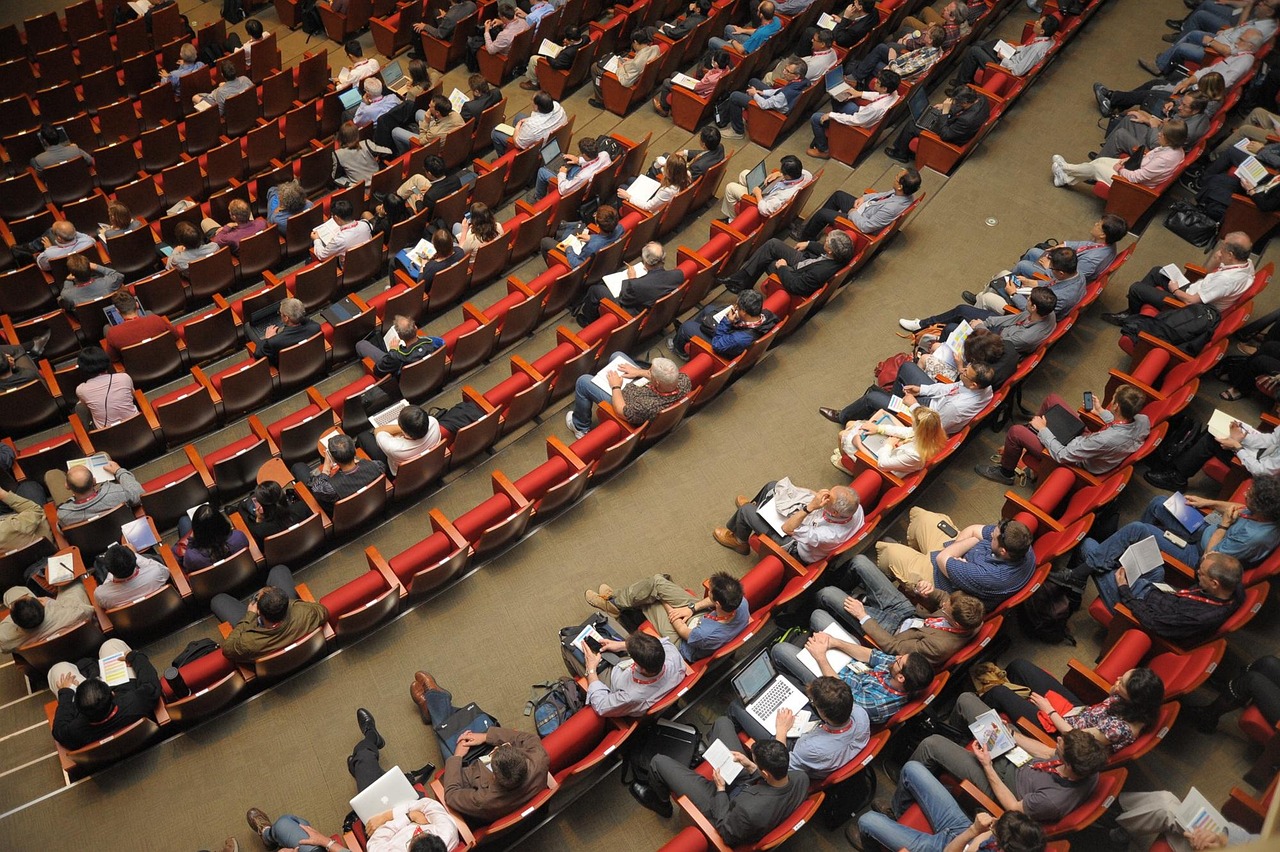 Auditório com público — fatores que determinam o valor do CPM