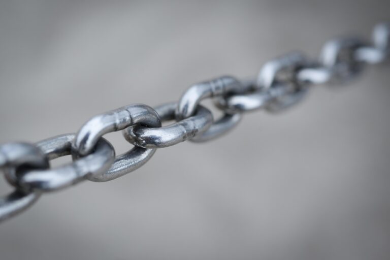Elos de corrente de aço — backlinks como elos de autoridade entre sites no SEO
