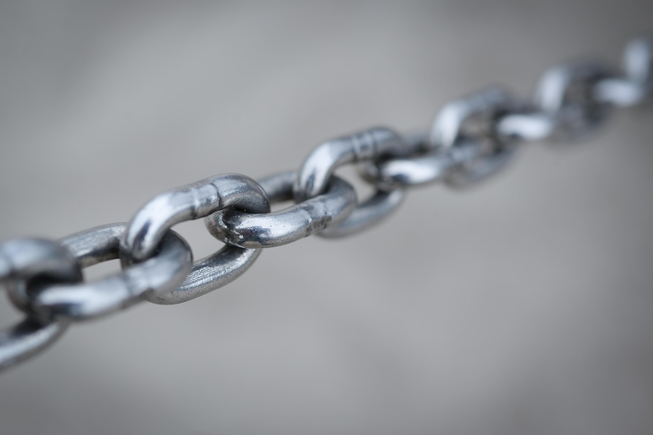 Elos de corrente de aço — backlinks como elos de autoridade entre sites no SEO