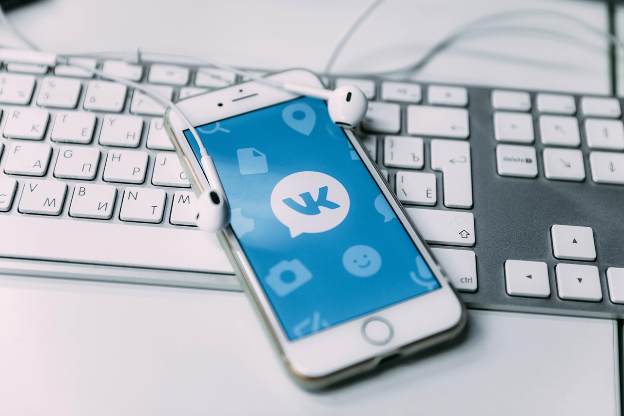 Computador com redes sociais e métricas — análise de desempenho de social media marketing
