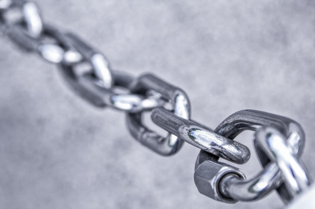 Corrente de metal — backlinks como elos de autoridade no SEO off-page