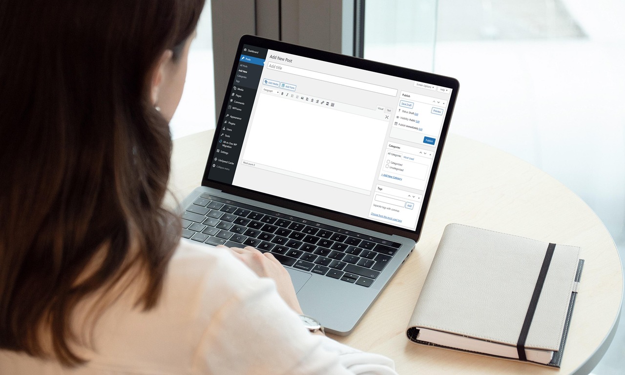 Criadora de conteúdo digitando no laptop — SEO copywriting para blog e marketing de conteúdo