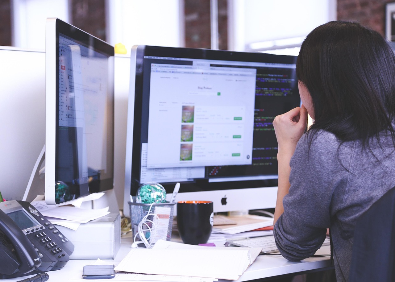 Equipe planejando estratégia de marketing digital — ROI de SEO orgânico vs tráfego pago