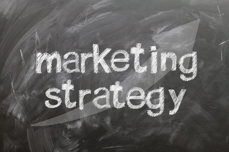 Estratégia de branding no quadro negro — identidade de marca e marketing