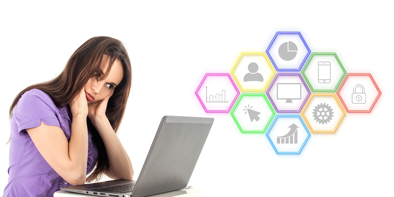Estratégia de marketing digital com mulher e laptop — growth marketing e SEO