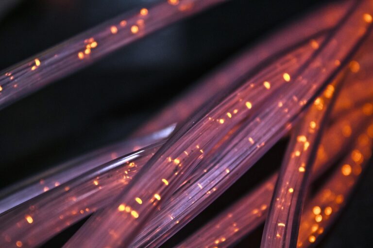 Fios de fibra ótica conectados em rede — cluster de conteúdo e estrutura de links