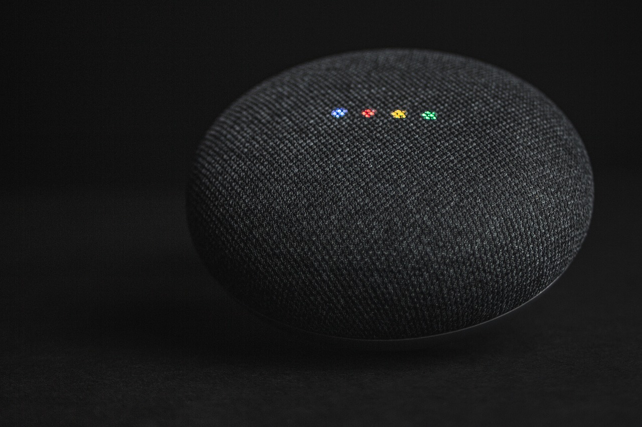 Assistente de voz e AEO — como AI Overview e busca por voz convergem na experiência do usuário