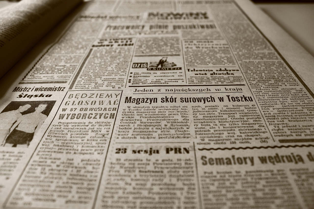 Jornal antigo com manchetes — história do copywriting e escrita publicitária