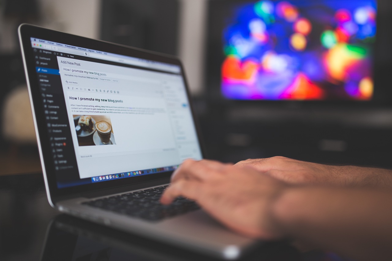 Laptop com WordPress — CRO e SEO integrados para máximo resultado