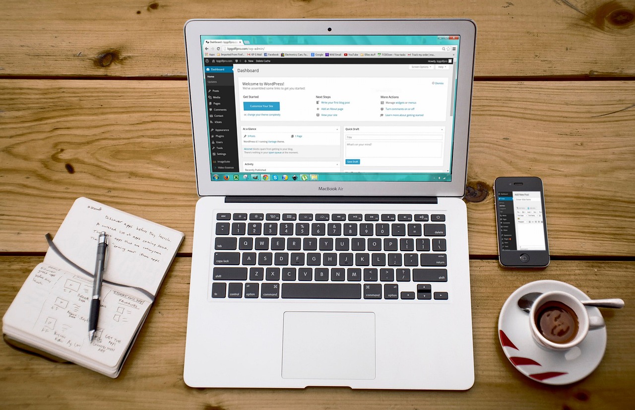 Laptop com WordPress e smartphone — otimização de Core Web Vitals no WordPress