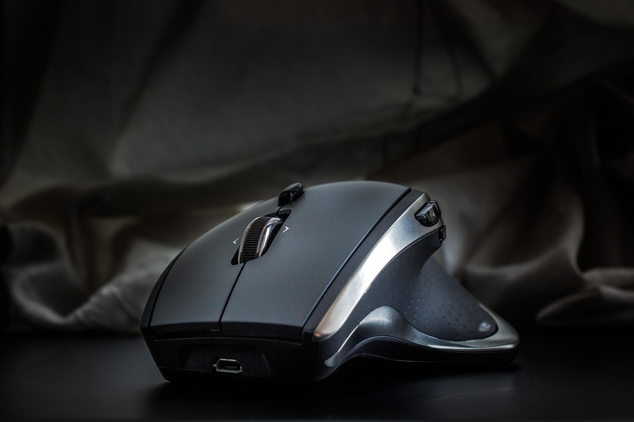 Mão clicando em mouse de computador — clique em link e navegação web