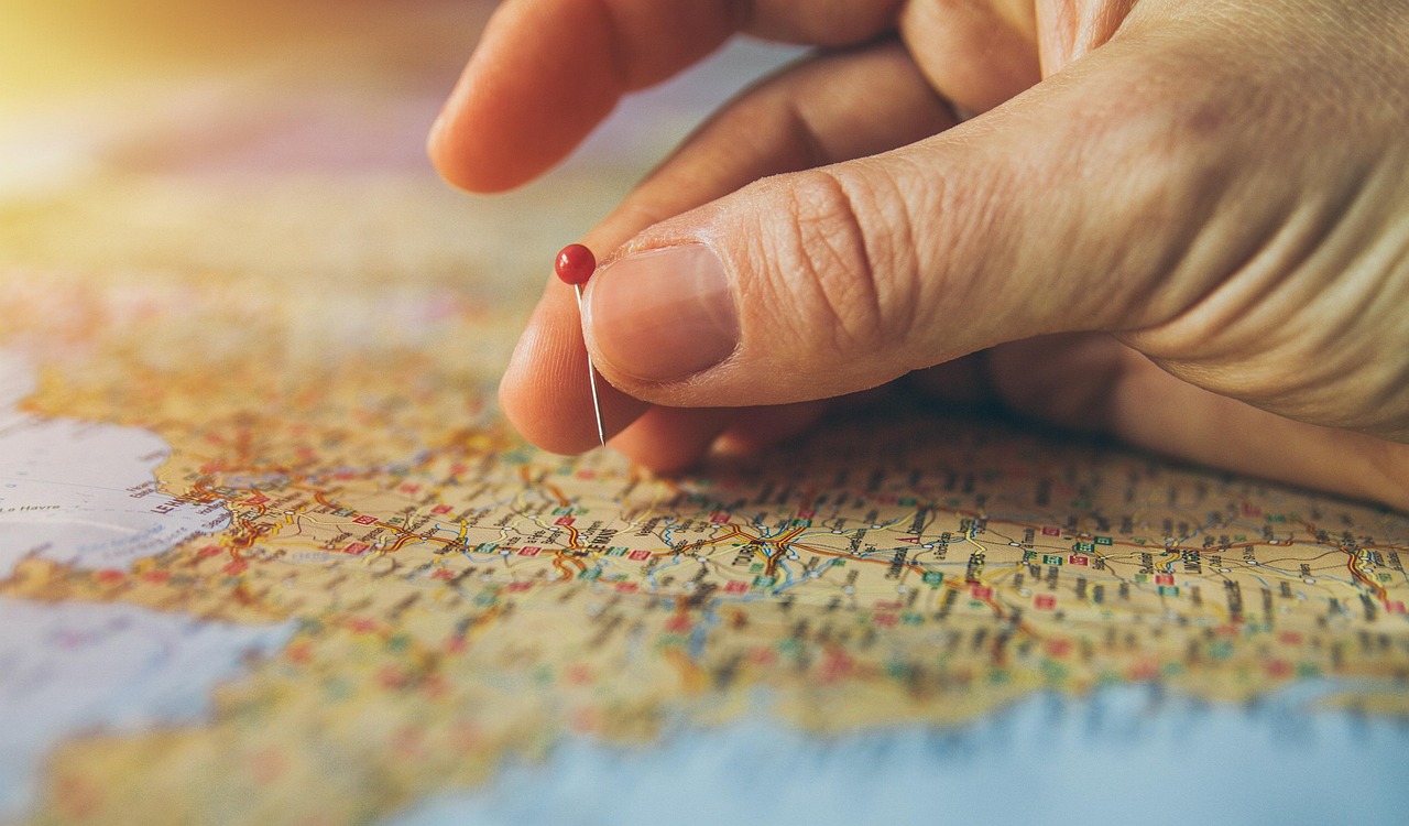 Mapa com pin de localização — citações locais e consistência de NAP
