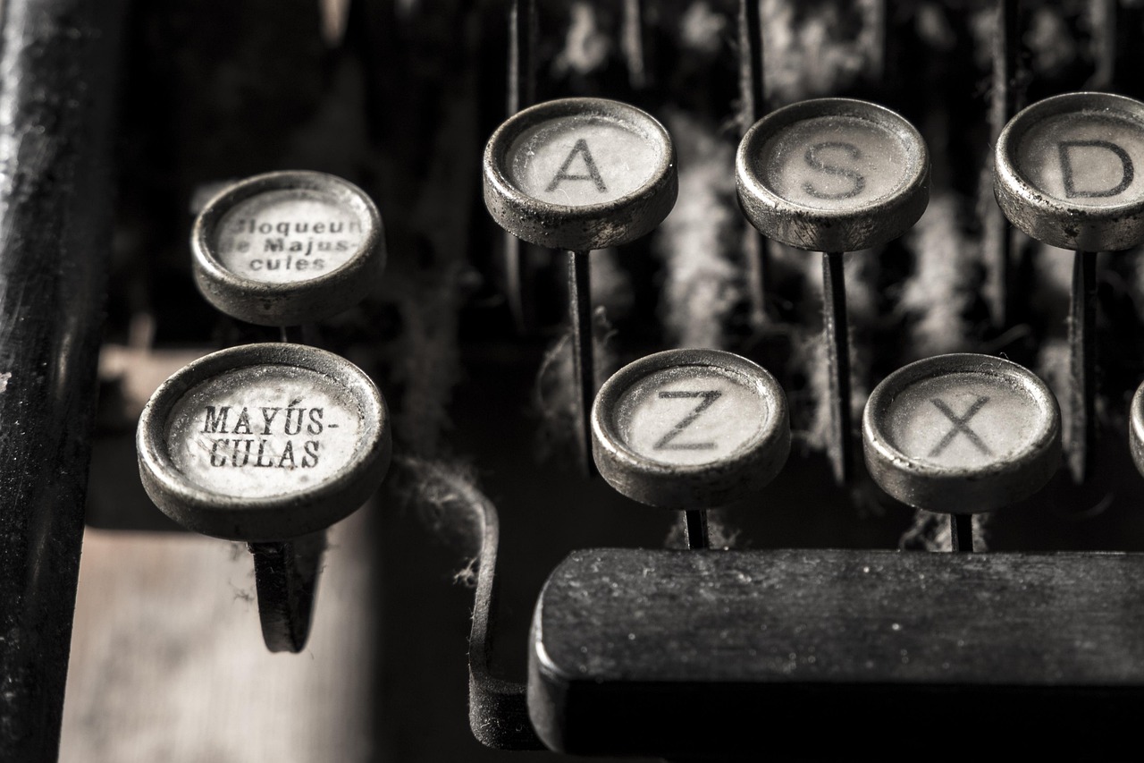 Máquina de escrever vintage com texto — autoria e experiência real em conteúdo E-E-A-T