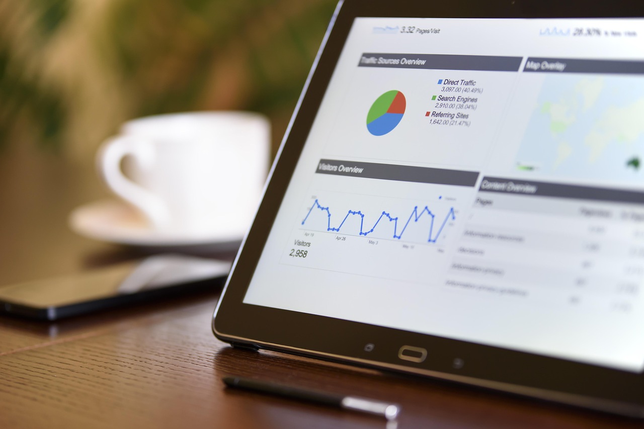 Marketing digital com notebook — SEO e taxa de conversão do tráfego orgânico