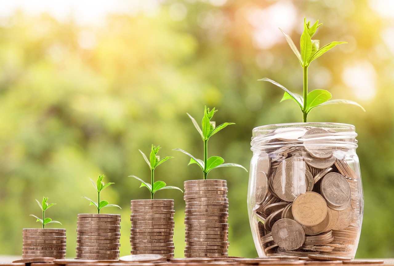 Moedas e crescimento — comparação de ROI entre canais de marketing digital