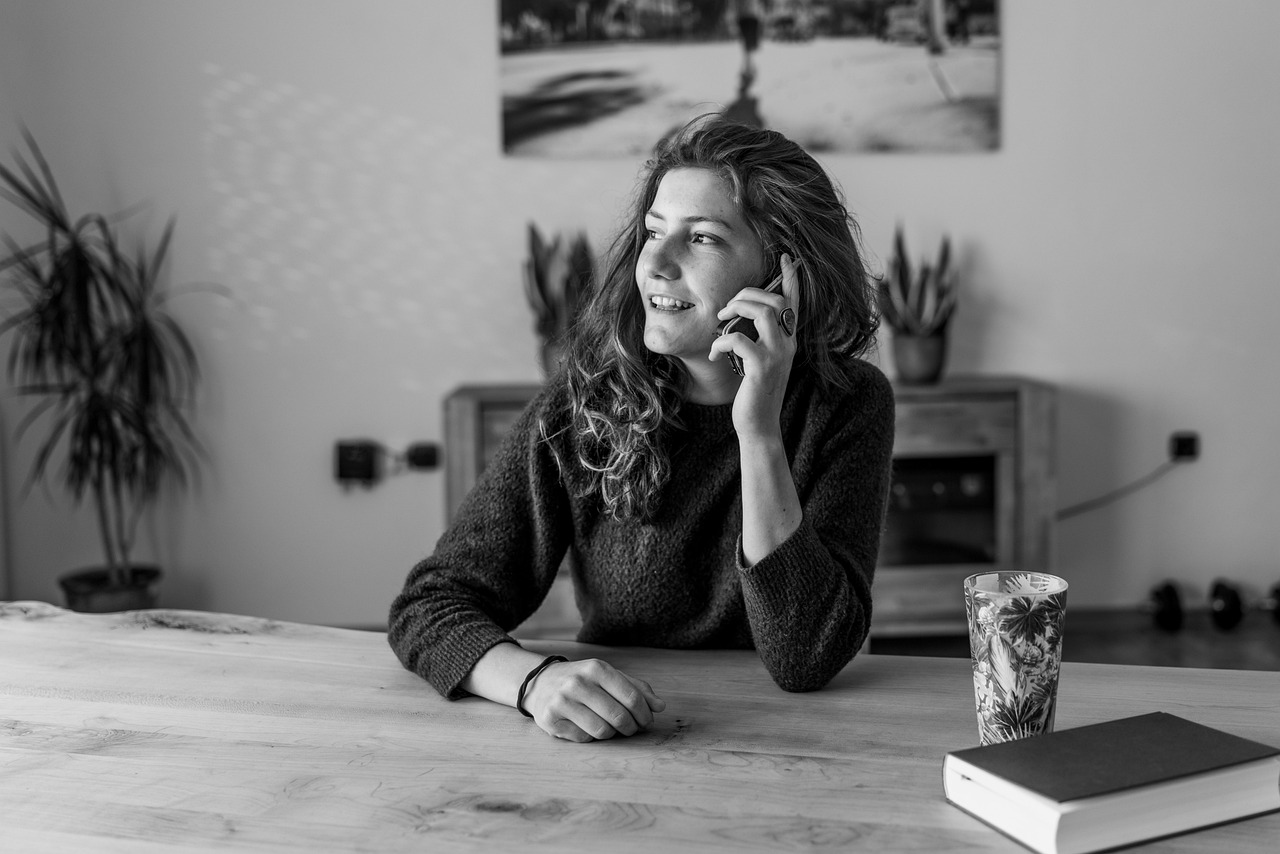 Mulher falando ao telefone — voice search e comandos de voz em smartphone