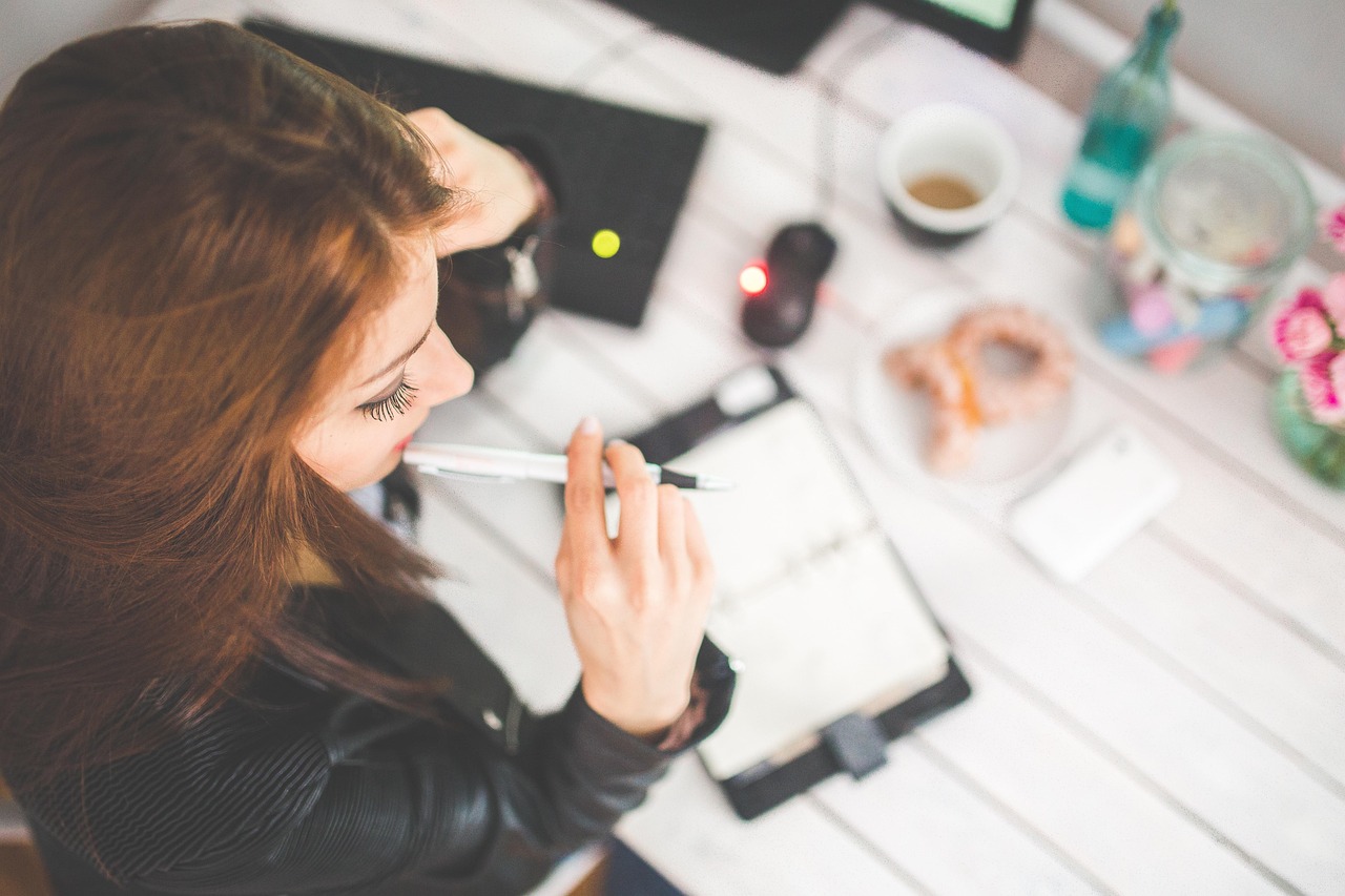 Copywriter trabalhando no laptop — frameworks de copywriting e escrita persuasiva