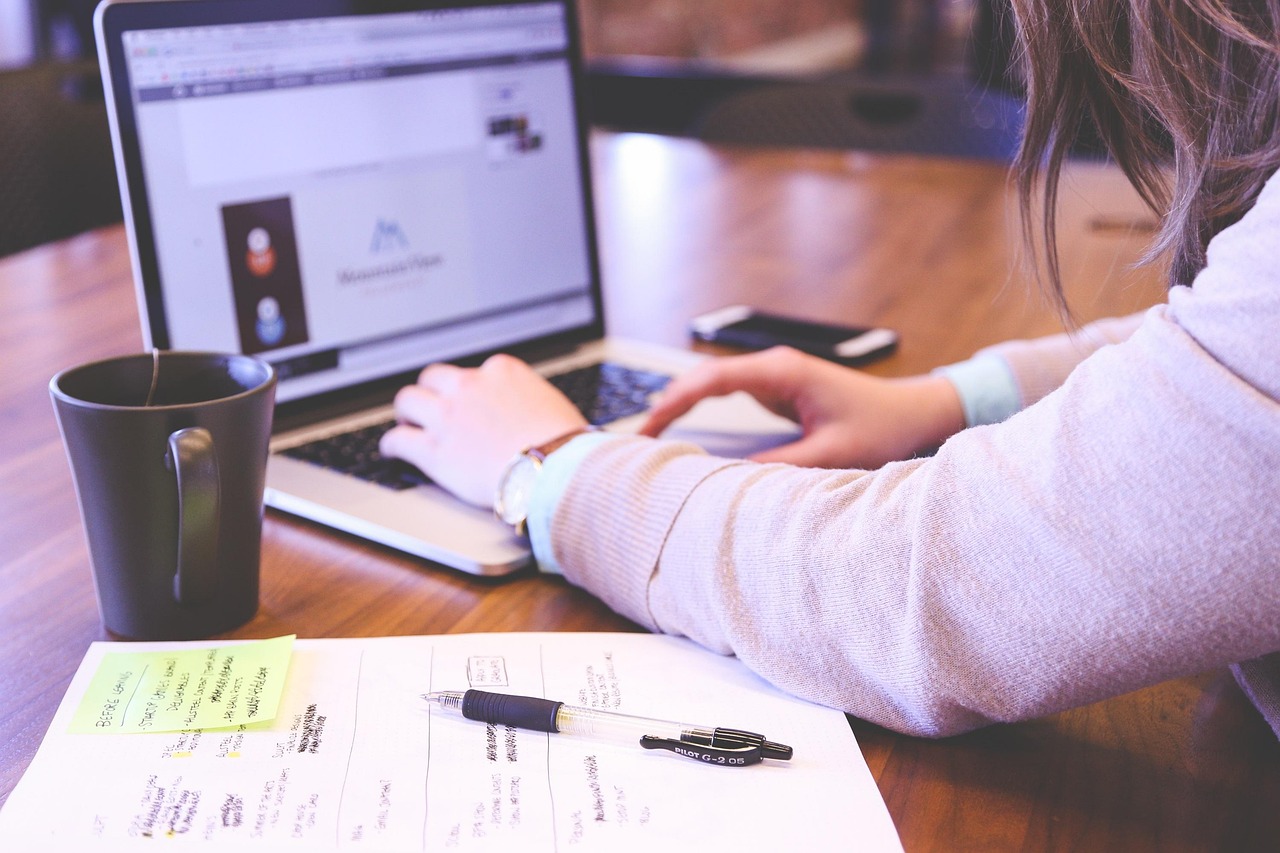 Mulher com laptop — inbound marketing e SEO como estratégias complementares