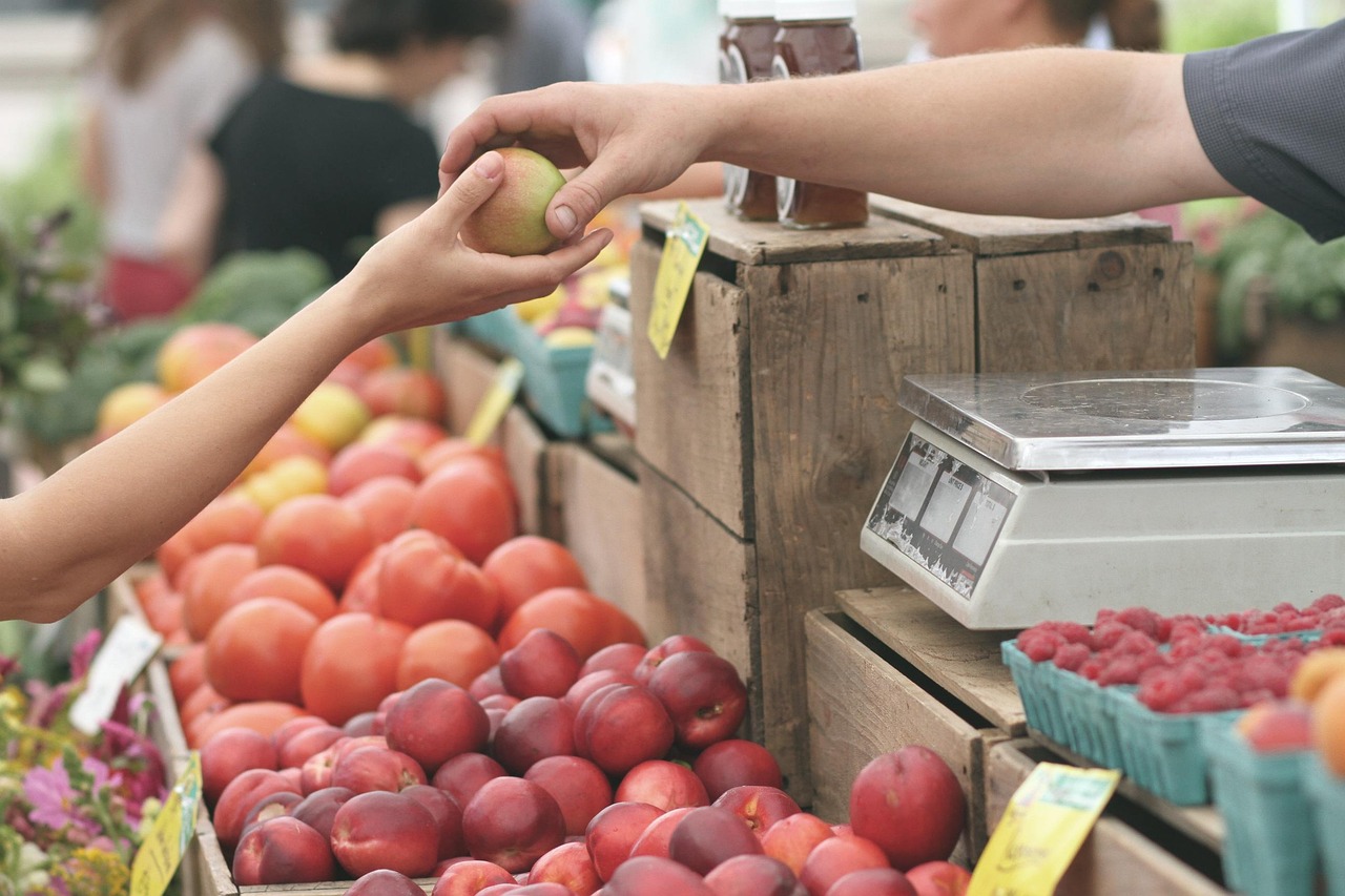 Pessoa comprando frutas no mercado — jornada do cliente e funil de conteúdo