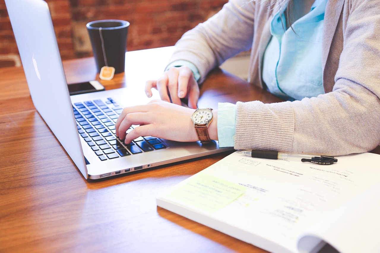 Pessoa com laptop — persona de marketing e pesquisa de usuário para SEO