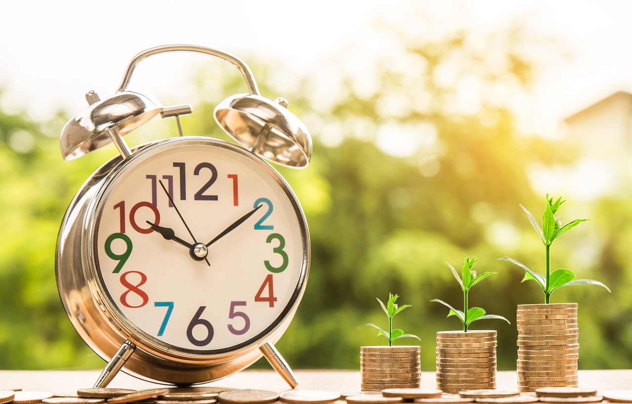 Relógio com moedas — ROI e ROAS no marketing digital
