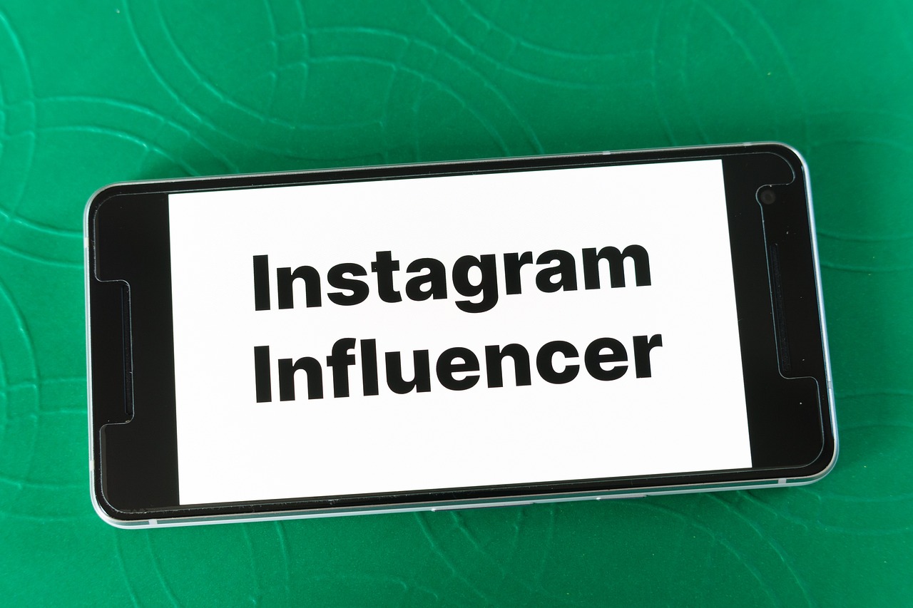 Smartphone com Instagram e influenciadores — marketing de influência em redes sociais
