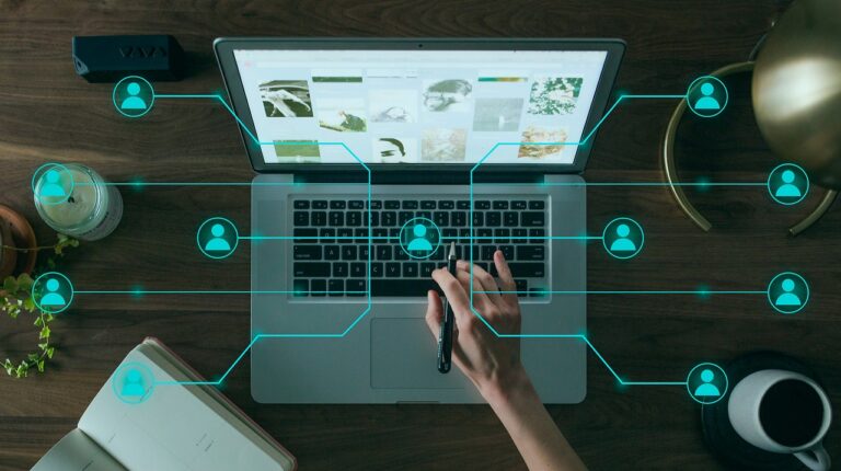 Tecnologia e redes sociais em rede digital — social media marketing global