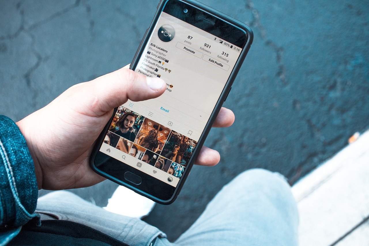 Usuário navegando no smartphone — experiência mobile e usabilidade para SEO